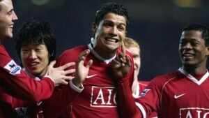 Cristiano Ronaldo juicht met teamgenoten Patrice Evra, Ji-Sung Park en anderen, gekleed in het rode tenue van Manchester United tijdens een wedstrijd.