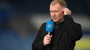 Paul Scholes, vêtu d'une veste noire, parlant dans un micro de BT Sport pour une analyse post-match.