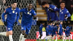 Chelsea-spelers vieren samen met Pedro Neto na zijn hattrick, waarbij ze teamwork en opwinding tonen in hun blauwe tenues tijdens een wedstrijd.