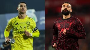 Cristiano Ronaldo portant le maillot jaune d'Al-Nassr et Mohamed Salah en tenue d'entraînement noire de Liverpool, illustrant deux superstars du football.