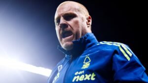 Sean Dyche, in een trainingspak van Nottingham Forest, reageert gepassioneerd tijdens een wedstrijd, wat de intense emoties in het voetbal benadrukt.