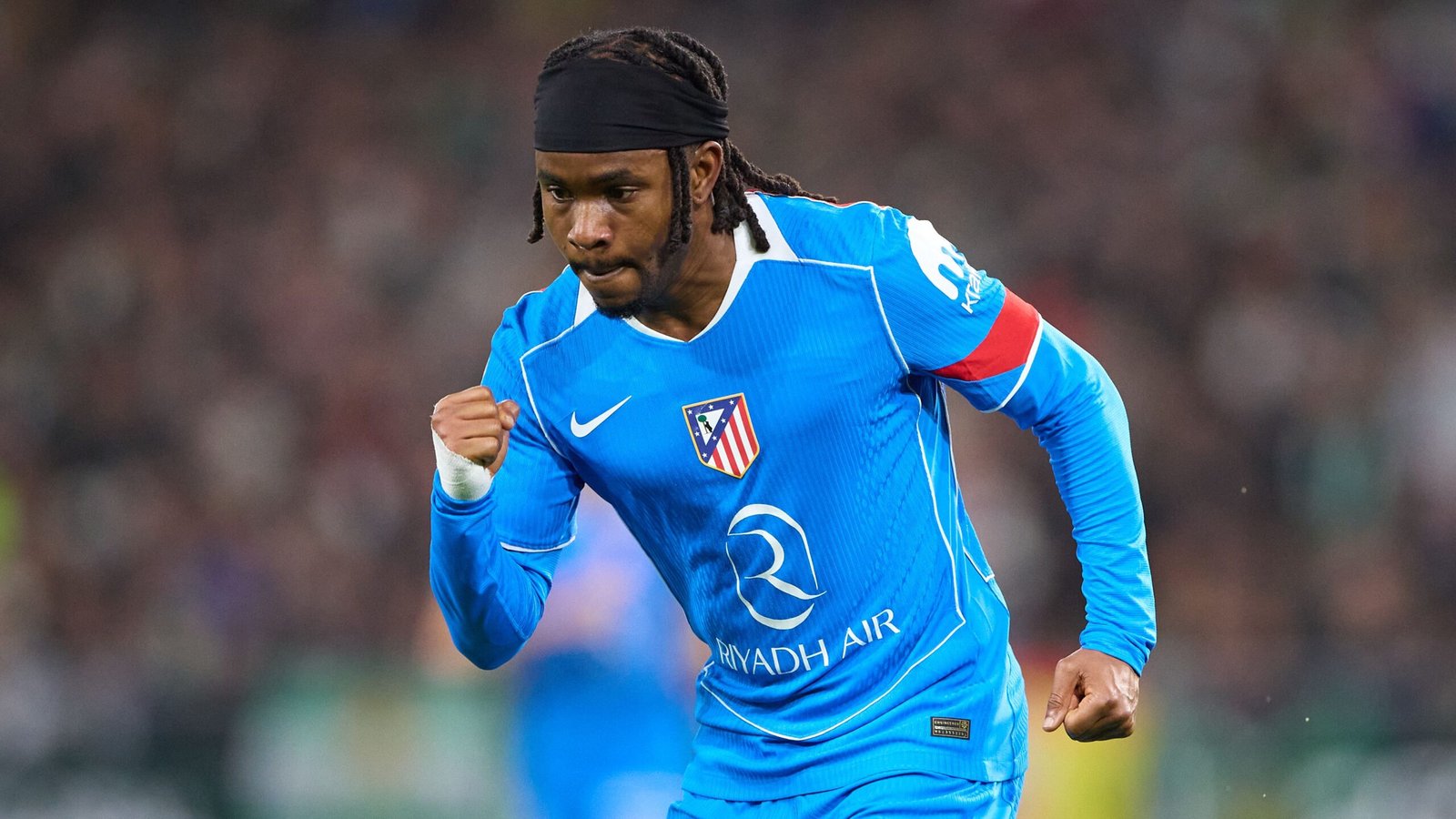 Lookman célèbre après avoir marqué un but superbe lors de ses débuts à l'Atletico Madrid, portant le maillot bleu du club et le brassard de capitaine.