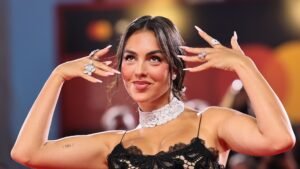 Georgina Rodríguez pose avec assurance sur le tapis rouge, arborant des bijoux élégants et une robe noire glamour, dégageant un charisme d'étoile.