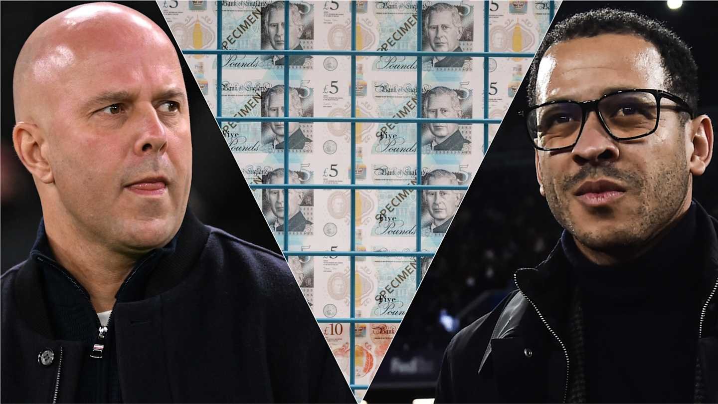 Deux managers de football s'affrontent, avec en arrière-plan des billets de banque symbolisant l'activité du mercato. L'atmosphère est tendue et compétitive.