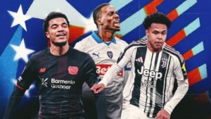 Weston McKennie in het tenue van Juventus juicht samen met teamgenoten, afgezet tegen een levendige blauw-rode achtergrond met sterren.