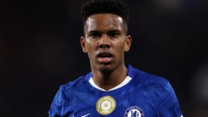 Chelsea-speler Estevao, gekleed in het blauwe tenue van de ploeg, ziet er geconcentreerd uit met zweet op zijn gezicht, wat zijn vastberadenheid op het veld benadrukt.