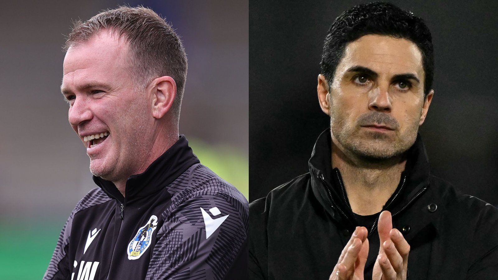De manager van Wigan Athletic glimlacht links, terwijl Arsenal's Mikel Arteta rechts klapt, tegen een neutrale achtergrond.