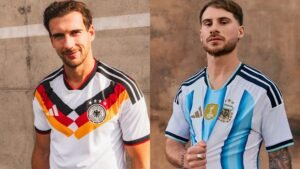 Le nouveau maillot de l'Allemagne pour la Coupe du Monde présente des accents noirs, rouges et jaunes. Le maillot argentin arbore des rayures bleu clair et blanches, tous deux modélisés avec style.