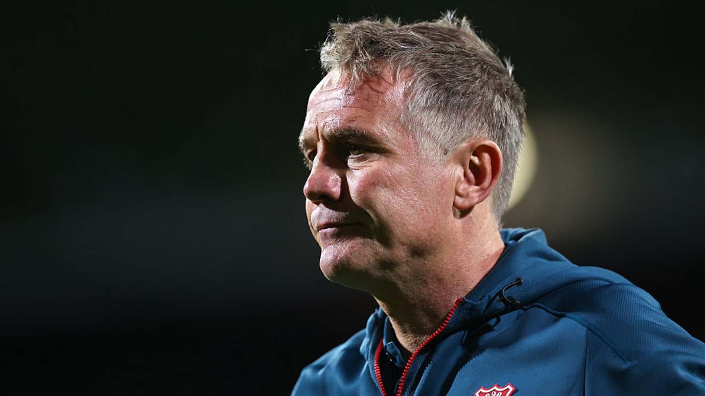 Le manager de Wrexham, Paul Mullin, réfléchit attentivement pendant un match, illustrant l'esprit et la détermination de son équipe au cœur de l'action.