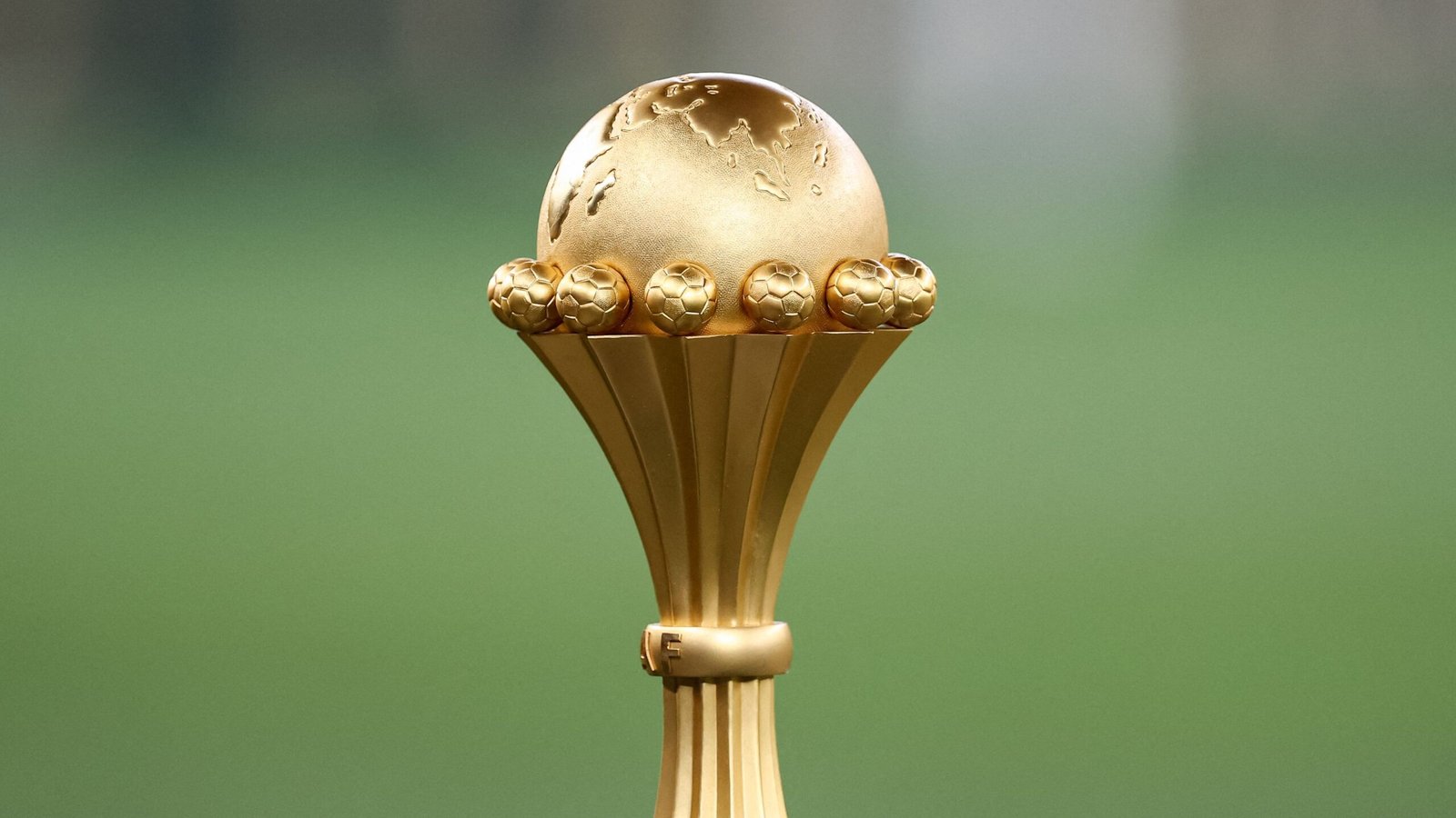 Het AFCON-trofee met een gouden ontwerp en een wereldbol bovenop, symbool voor de uitmuntendheid van het Afrikaanse voetbal en het aanstaande toernooi.