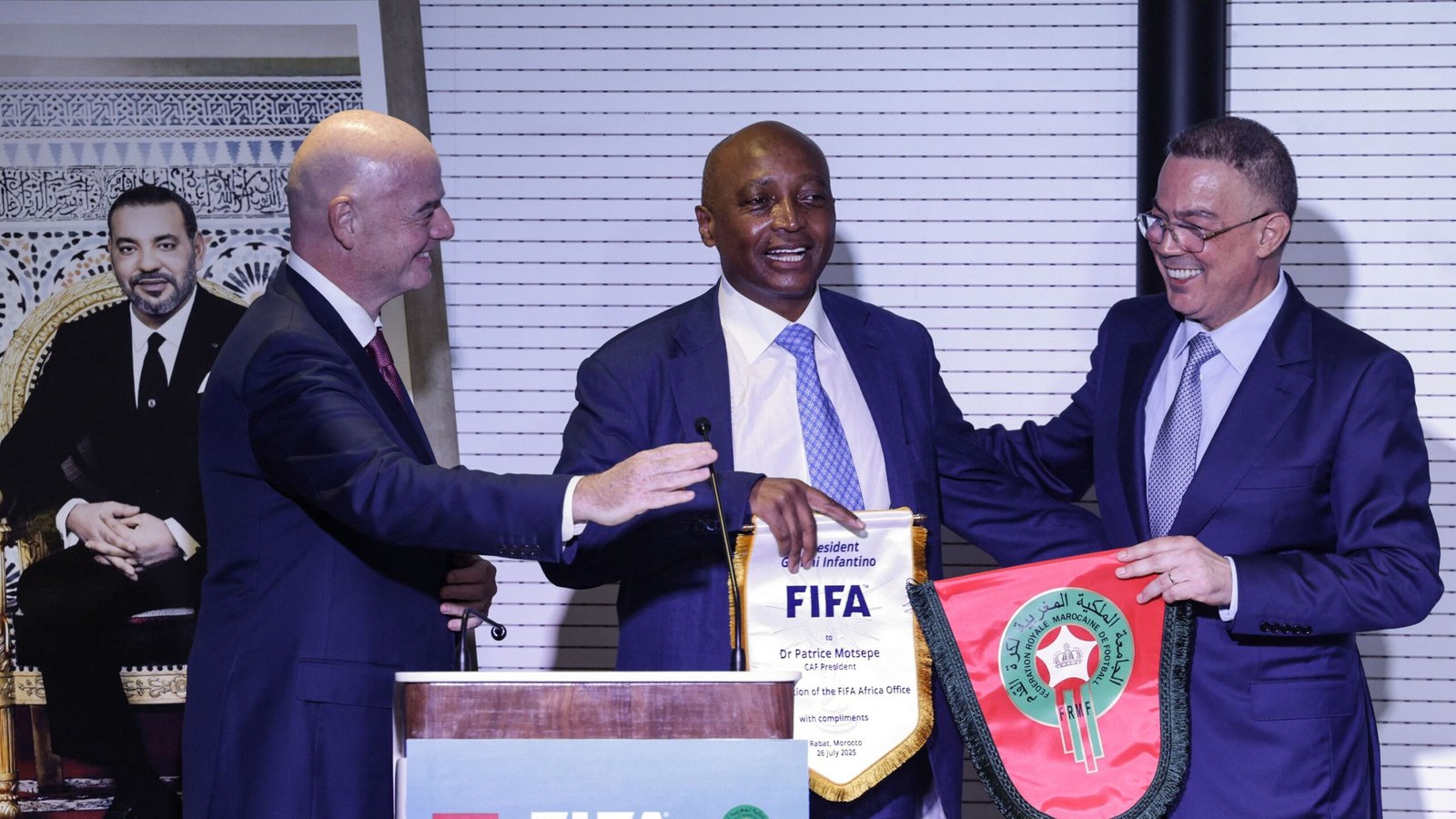 FIFA-voorzitter Gianni Infantino en CAF-voorzitter Patrice Motsepe overhandigen een Marokkaanse vlag aan FRMF-voorzitter Fouzi Lekjaa, ter ere van het Marokkaanse voetbal.