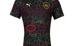 Marokkaans nationaal teamtenue met zwarte basis en kleurrijke geografische lijnen, benadrukt Afrikaanse wortels en eenheid.