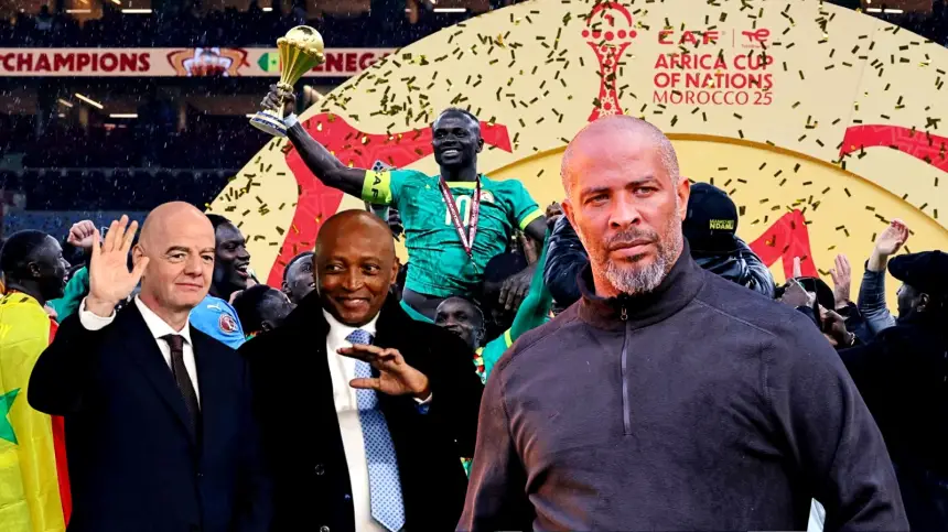 Afrikaanse voetballeiders vieren terwijl Senegal de Afrika Cup of Nations-trofee tilt, met confetti op de achtergrond en juichende fans.