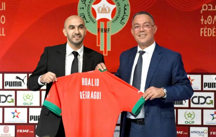 Walid Regragui présentant le maillot de l'équipe nationale marocaine avec le président de la FRMF Fouzi Lekjaa lors d'une conférence de presse, célébrant sa nomination.