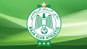 Het logo van Raja Club Athletic met een groene achtergrond, een adelaar, een voetbal en drie sterren, symboliseert de prestaties van de club.