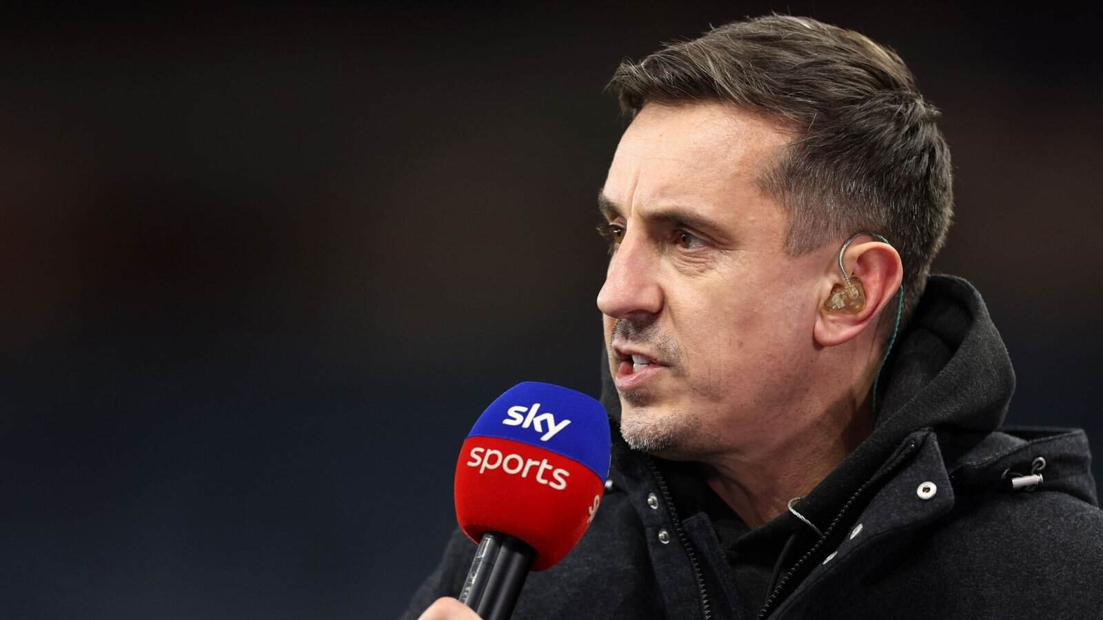 Gary Neville hekelt krankzinnige eigenaren en belachelijke deals van Chelsea