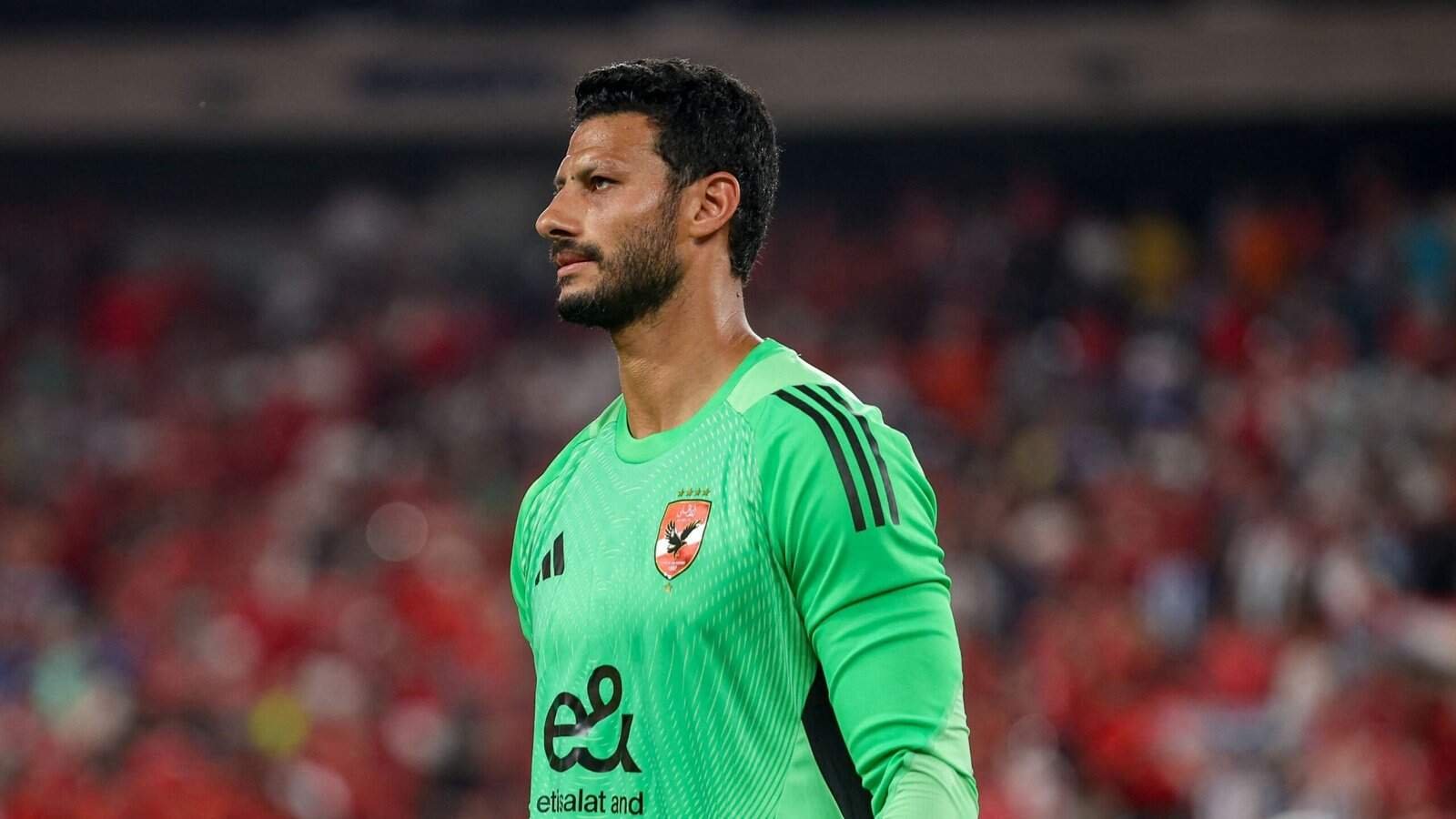 الاتحاد المصري لكرة القدم يُعلق اللاعب الشناوي من الأهلي لأربع مباريات