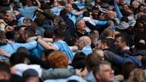 Un supporter de Manchester City nargue les fans d'Arsenal