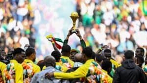 Motsepe remet le trophée de la CAN à Koulibaly