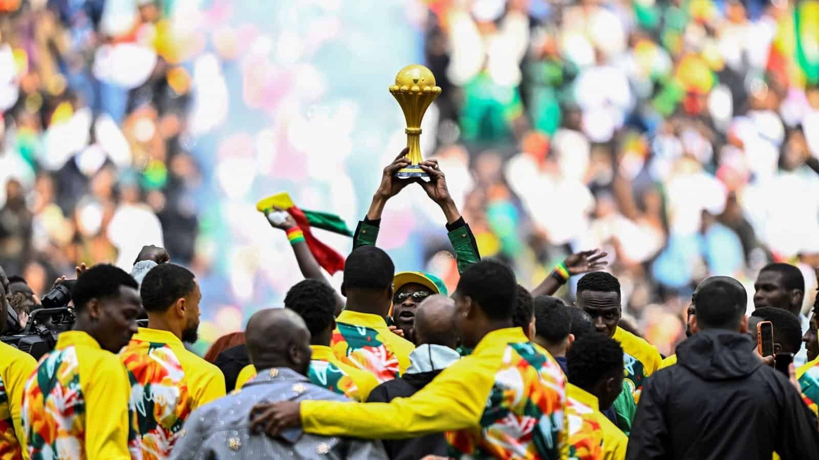 Motsepe remet le trophée de la CAN à Koulibaly