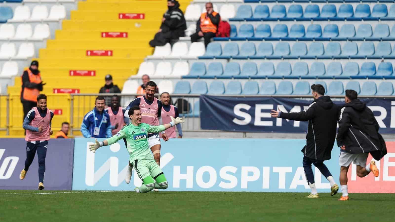 Le gardien de but marque un but incroyable à 75 mètres