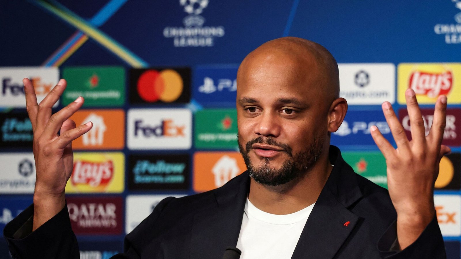 Kompany verduidelijkt standpunt Bayern over verkoop Olise na link met Salah