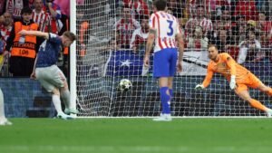 ركلة جزاء أرسنال تثير جدلاً بين المبالغة والعرقلة الواضحة