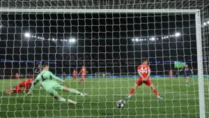 Paris Saint-Germain verslaat Bayern met 5-0 in de slechtste avond voor Neuer